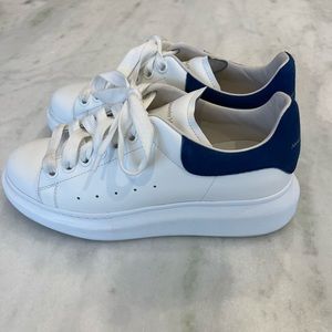 Alexander McQueen oversized suede heel detail sneaker - white and blue. Size 38